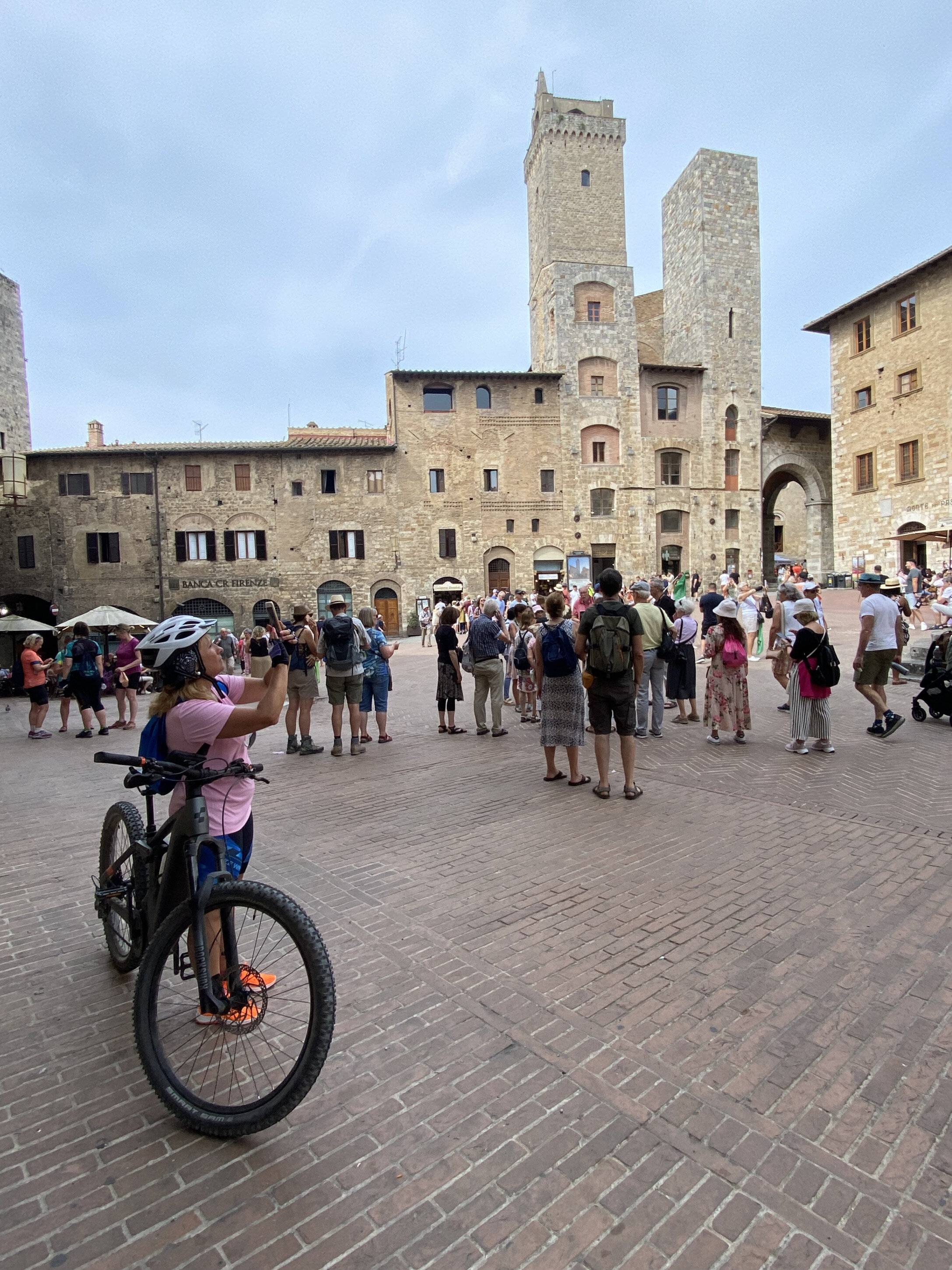 Da Terricciola a San Gimignano Tour in E-Bike + Degustazione Vino e Olio di oliva